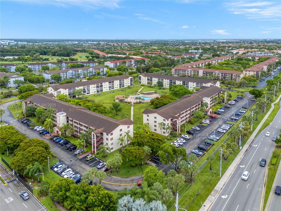 合同活跃: $169,999 (2 贝兹, 1 浴室, 920 平方英尺)