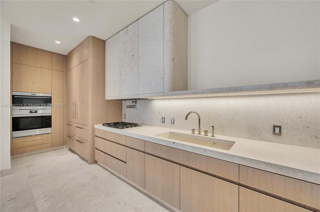 For Sale: $12,500,000 (2 beds, 2 baths, 2848 Square Feet)