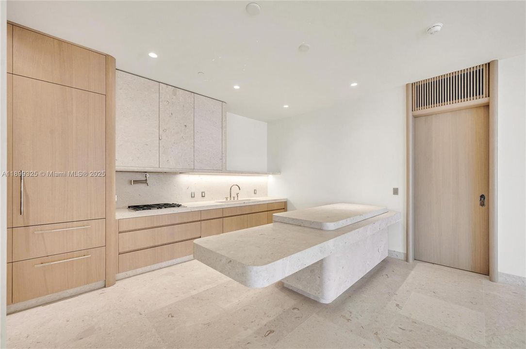 For Sale: $12,500,000 (2 beds, 2 baths, 2848 Square Feet)