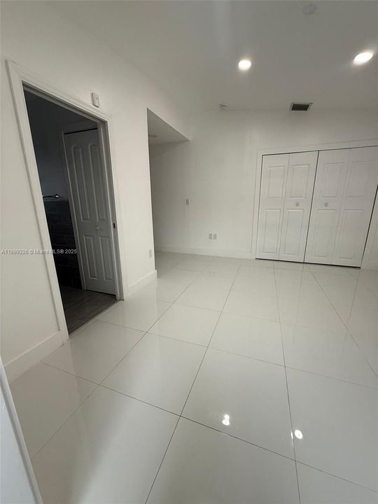 Под контрактом: $1,600 (1 спален, 1 ванн, 1719 Квадратных фут)