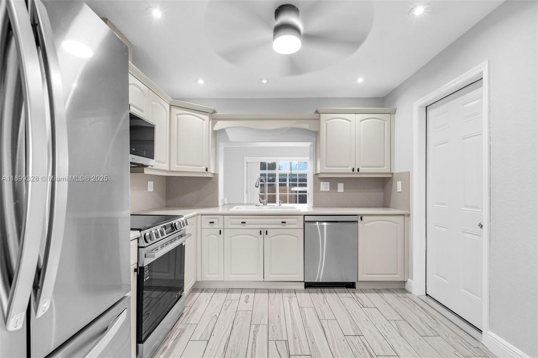 Recently Sold: $549,900 (3 beds, 2 baths, 1676 Square Feet)