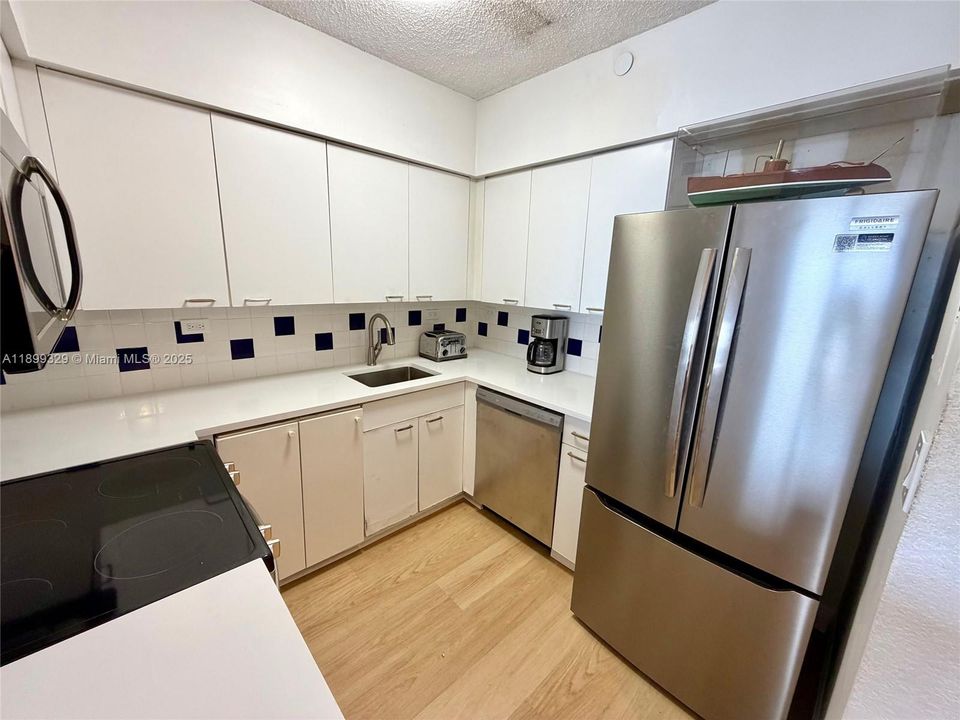 For Rent: $2,800 (1 beds, 1 baths, 731 Square Feet)