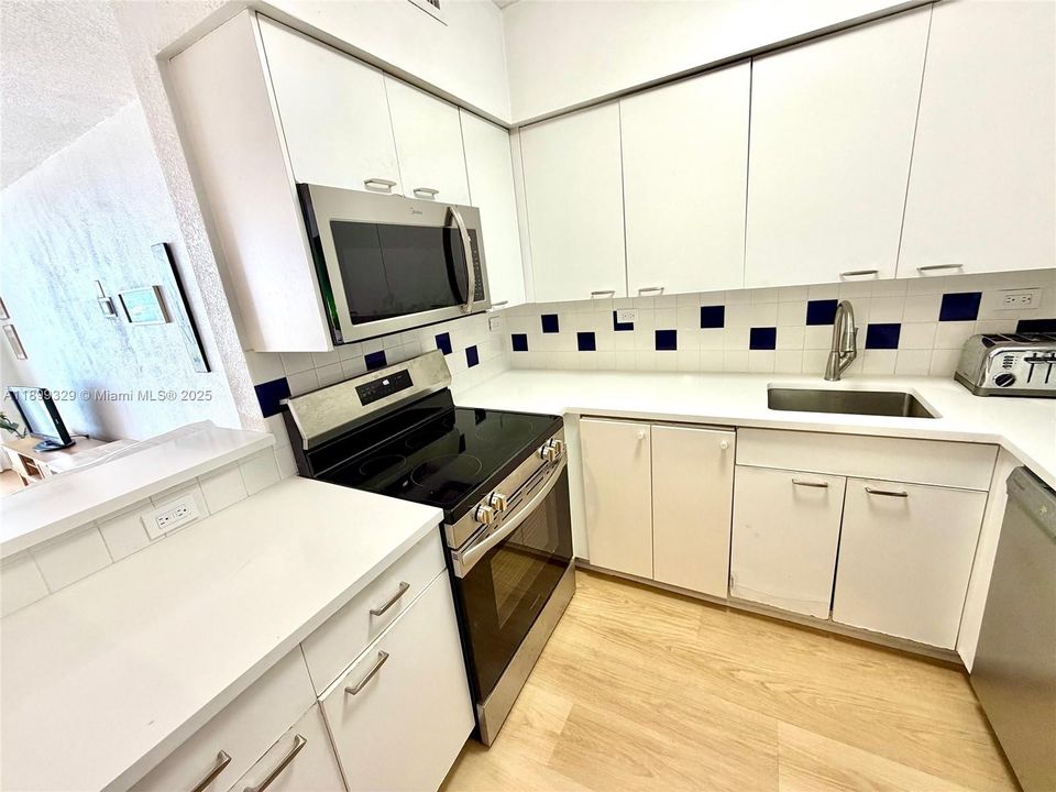 For Rent: $2,800 (1 beds, 1 baths, 731 Square Feet)