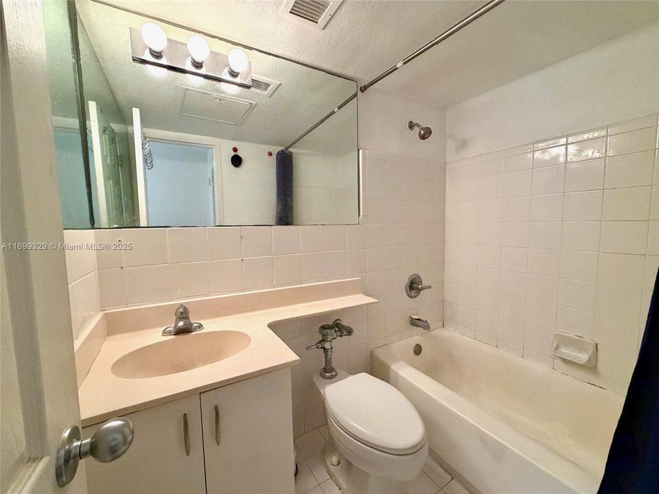 For Rent: $2,800 (1 beds, 1 baths, 731 Square Feet)
