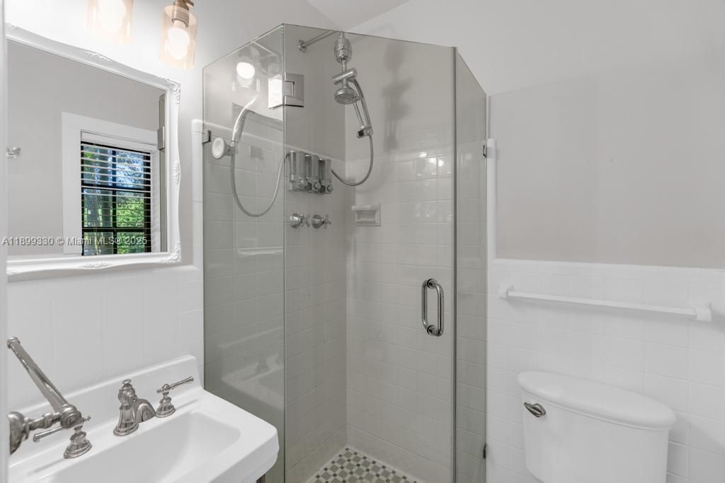 Recently Rented: $4,850 (2 beds, 2 baths, 1206 Square Feet)