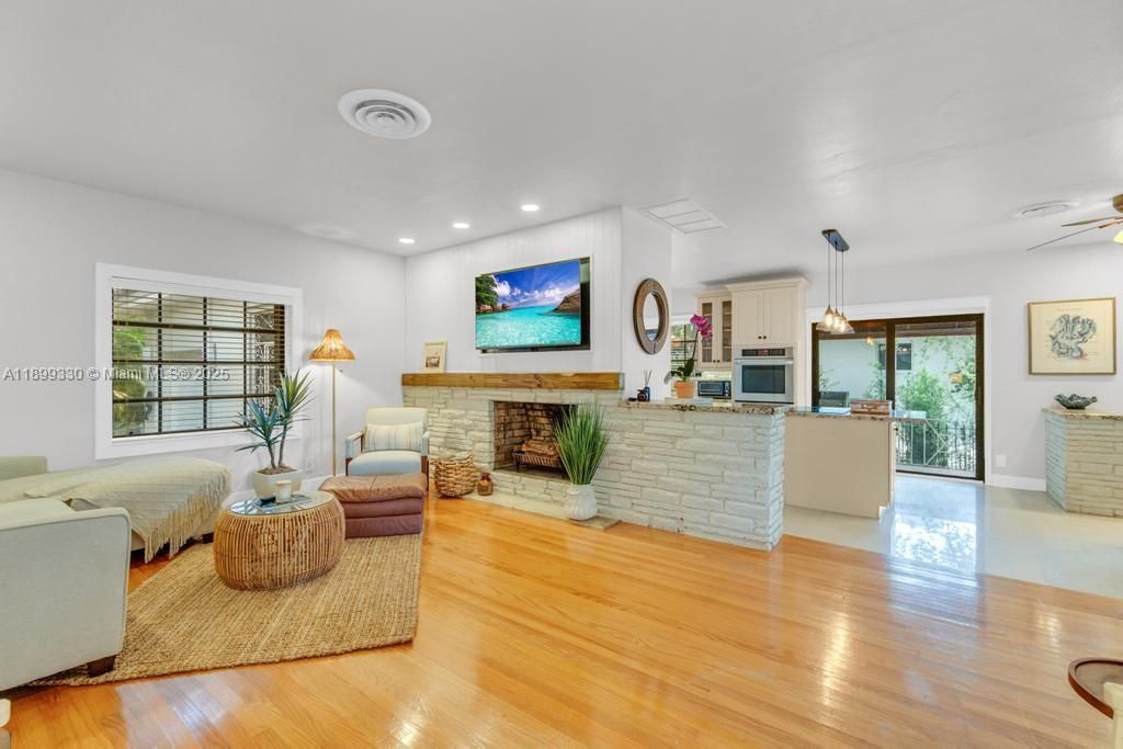 Recently Rented: $4,850 (2 beds, 2 baths, 1206 Square Feet)