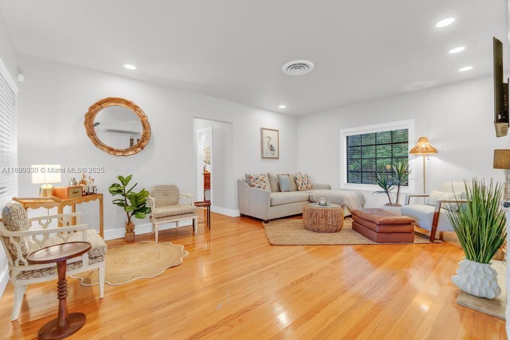 Recently Rented: $4,850 (2 beds, 2 baths, 1206 Square Feet)