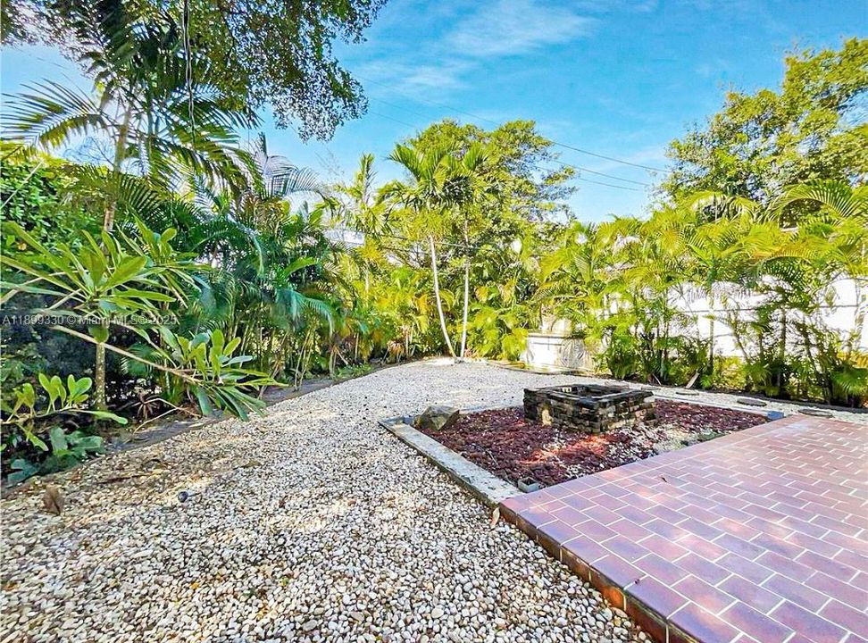 Recently Rented: $4,850 (2 beds, 2 baths, 1206 Square Feet)