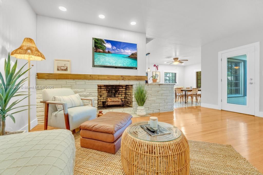 Recently Rented: $4,850 (2 beds, 2 baths, 1206 Square Feet)