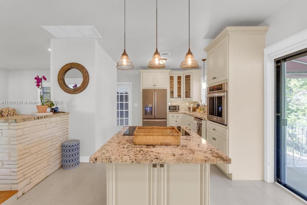 Recently Rented: $4,850 (2 beds, 2 baths, 1206 Square Feet)