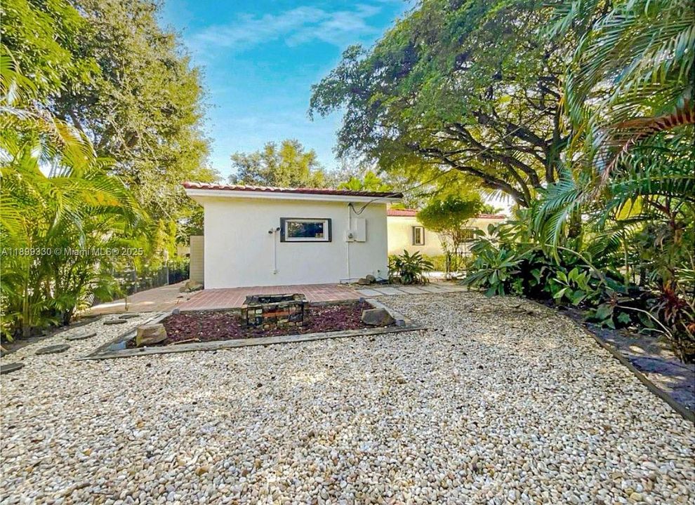 Recently Rented: $4,850 (2 beds, 2 baths, 1206 Square Feet)