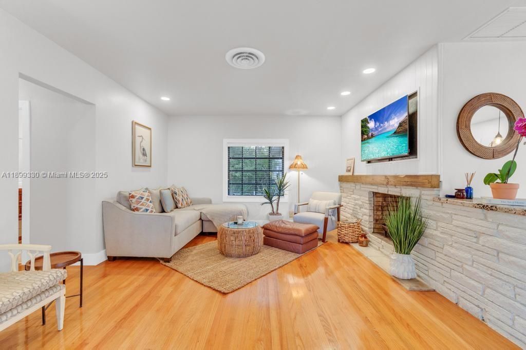 Recently Rented: $4,850 (2 beds, 2 baths, 1206 Square Feet)