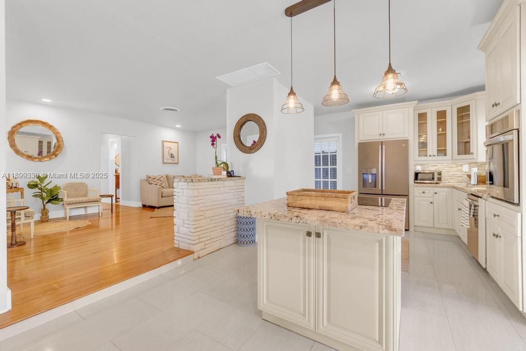 Recently Rented: $4,850 (2 beds, 2 baths, 1206 Square Feet)