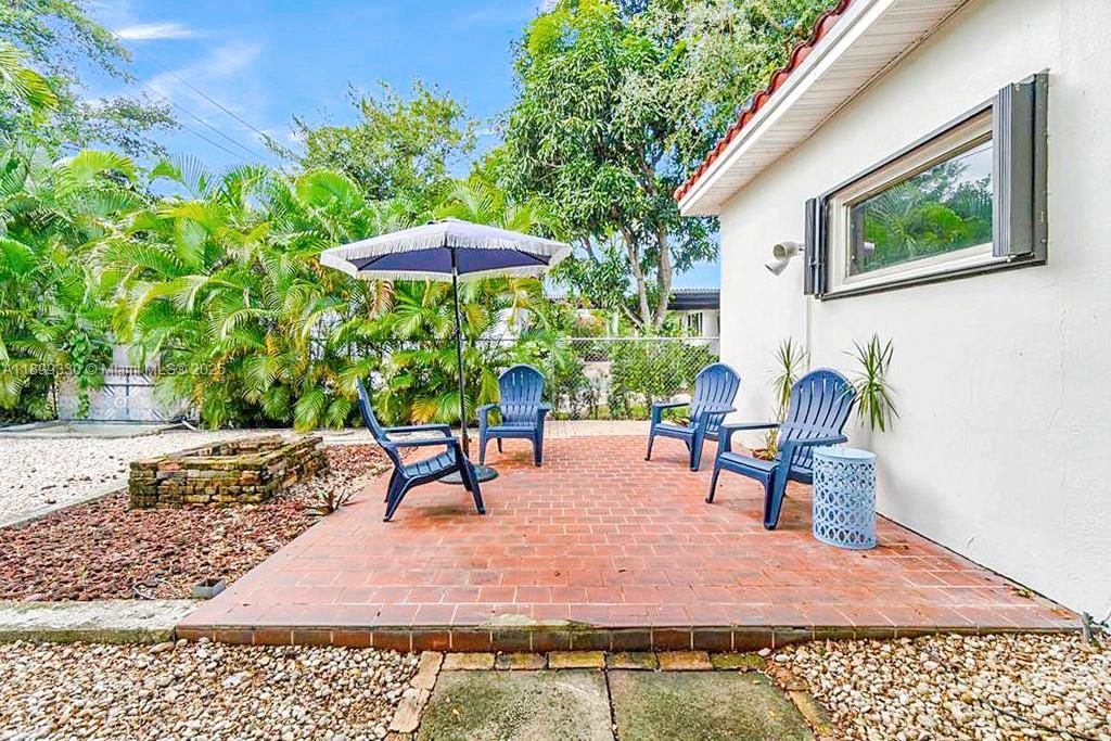 Recently Rented: $4,850 (2 beds, 2 baths, 1206 Square Feet)