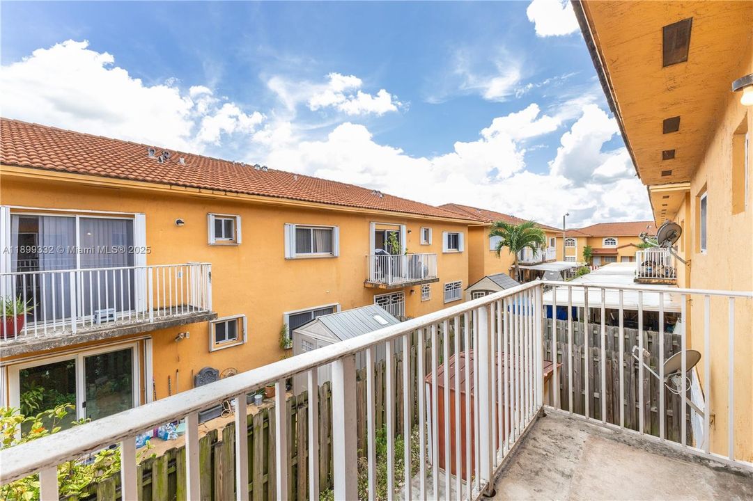 For Rent: $2,200 (2 beds, 2 baths, 990 Square Feet)