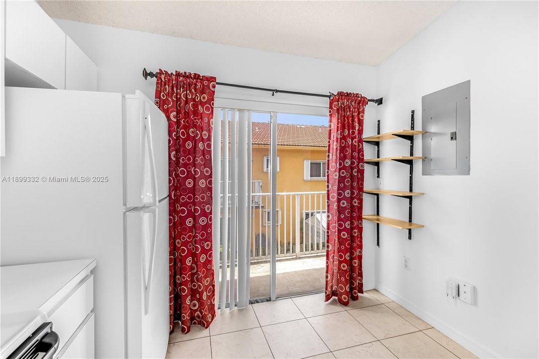 For Rent: $2,200 (2 beds, 2 baths, 990 Square Feet)