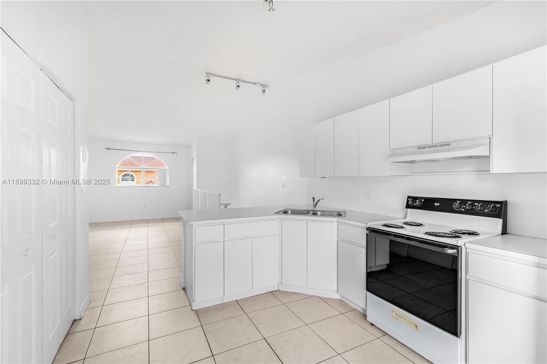 For Rent: $2,200 (2 beds, 2 baths, 990 Square Feet)