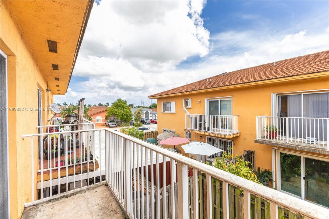 For Rent: $2,200 (2 beds, 2 baths, 990 Square Feet)