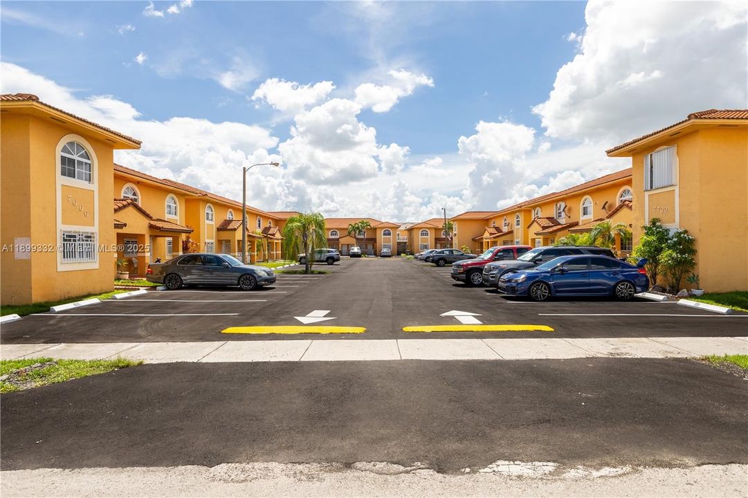 For Rent: $2,200 (2 beds, 2 baths, 990 Square Feet)