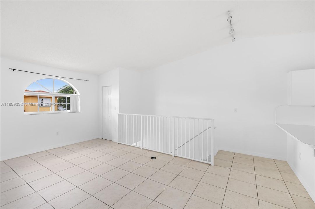 For Rent: $2,200 (2 beds, 2 baths, 990 Square Feet)