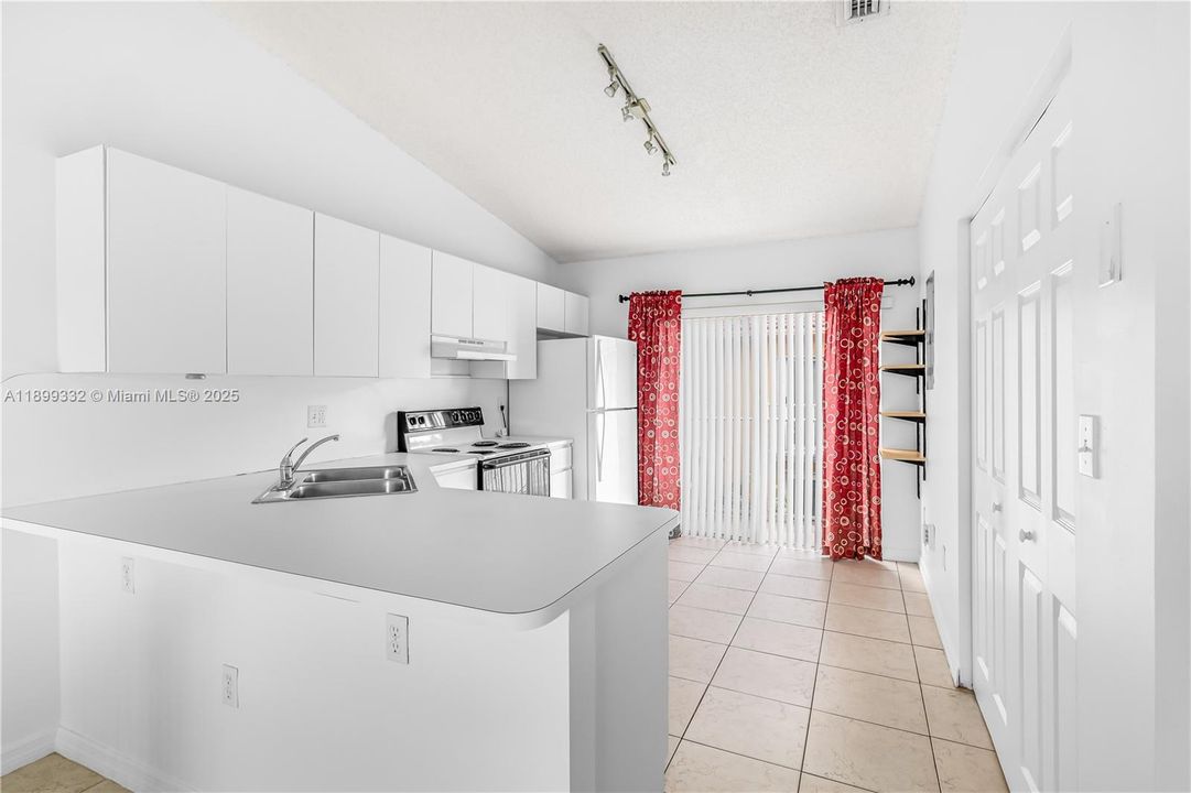 For Rent: $2,200 (2 beds, 2 baths, 990 Square Feet)