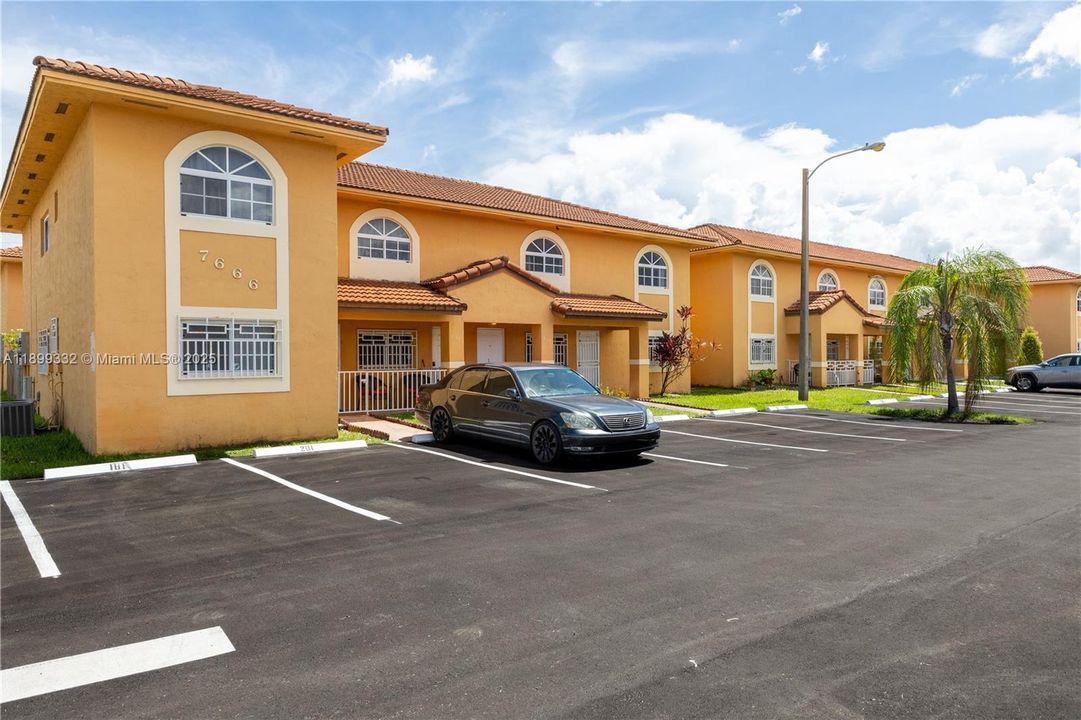 For Rent: $2,200 (2 beds, 2 baths, 990 Square Feet)