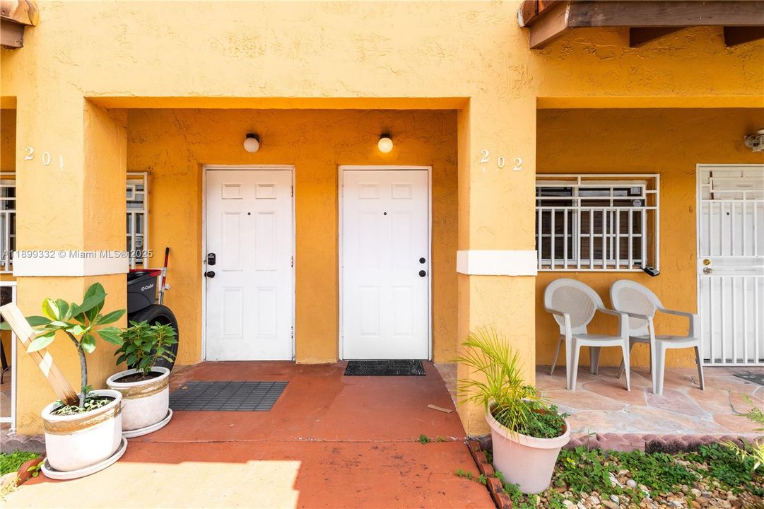 For Rent: $2,200 (2 beds, 2 baths, 990 Square Feet)