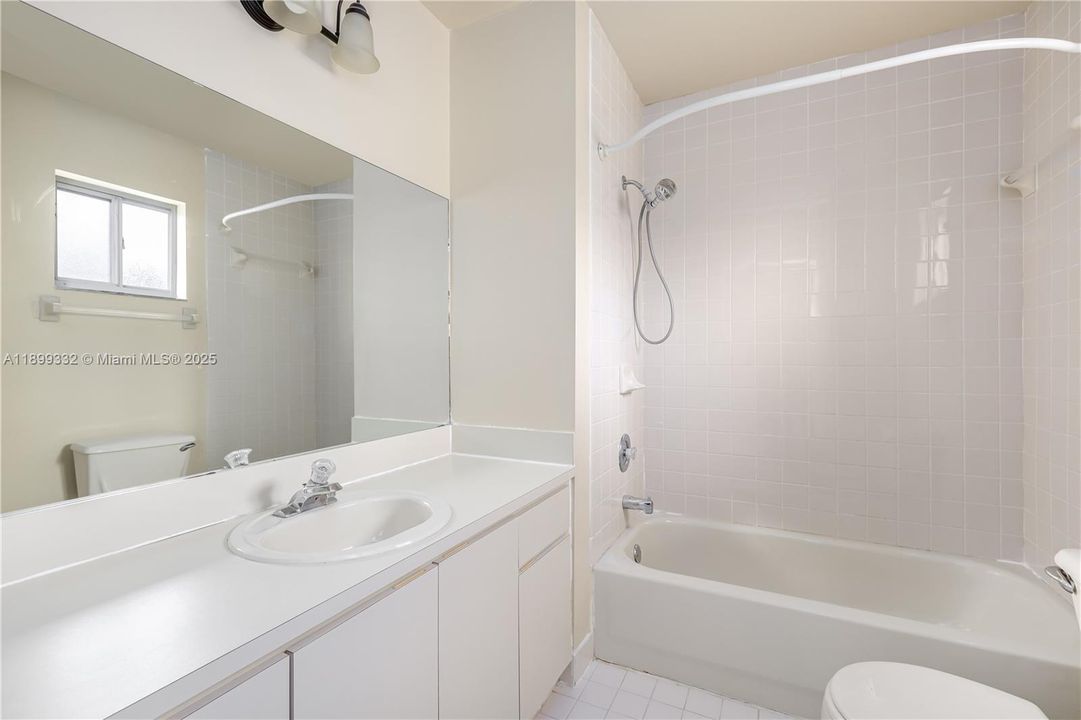 For Rent: $2,200 (2 beds, 2 baths, 990 Square Feet)