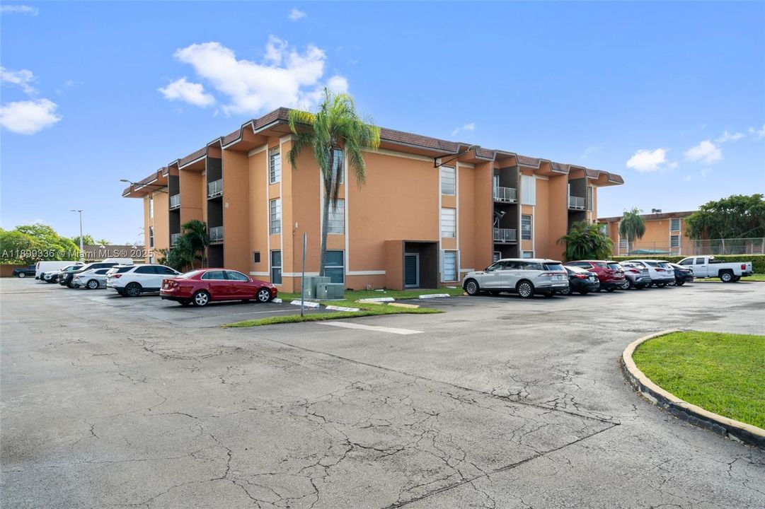 Recently Rented: $2,300 (2 beds, 1 baths, 958 Square Feet)