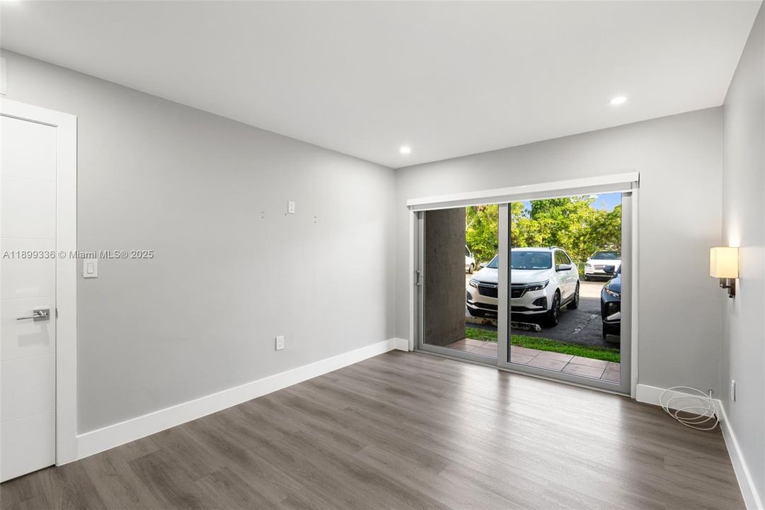 Recently Rented: $2,300 (2 beds, 1 baths, 958 Square Feet)