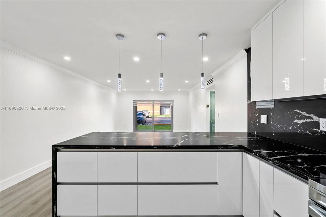 Recently Rented: $2,300 (2 beds, 1 baths, 958 Square Feet)