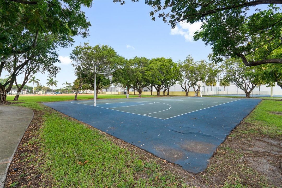 Recently Rented: $2,300 (2 beds, 1 baths, 958 Square Feet)