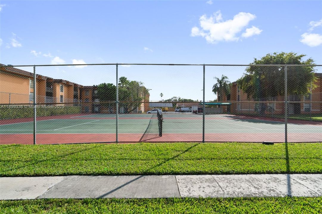 Recently Rented: $2,300 (2 beds, 1 baths, 958 Square Feet)