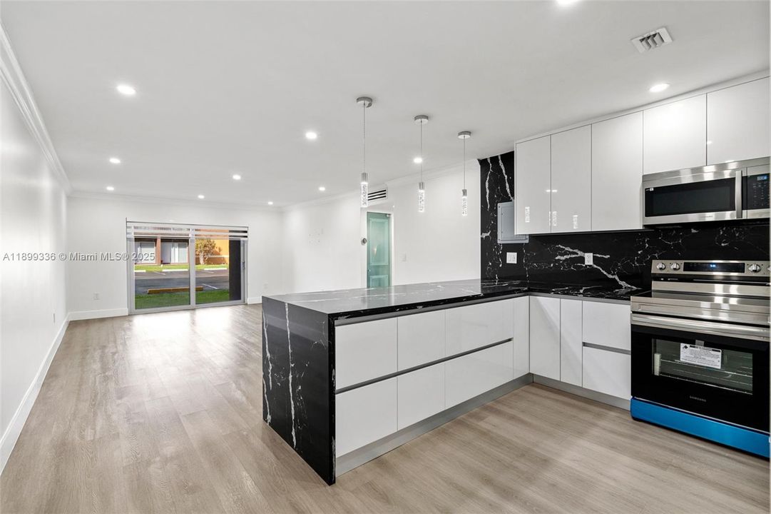 Recently Rented: $2,300 (2 beds, 1 baths, 958 Square Feet)