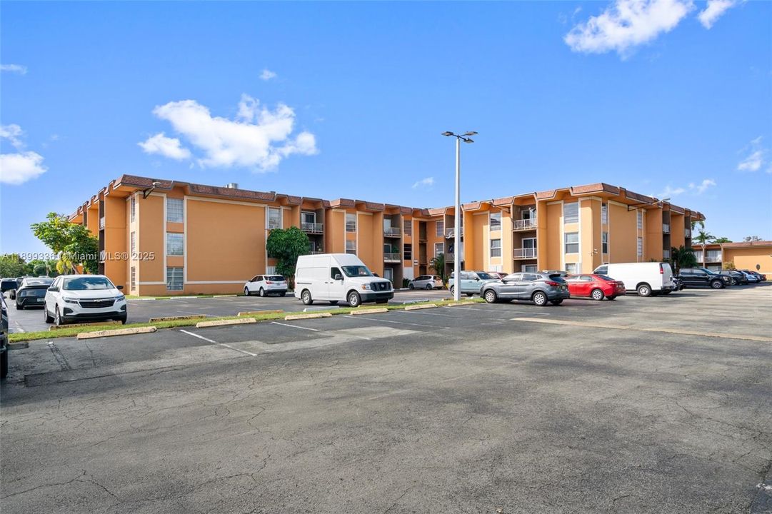 Recently Rented: $2,300 (2 beds, 1 baths, 958 Square Feet)