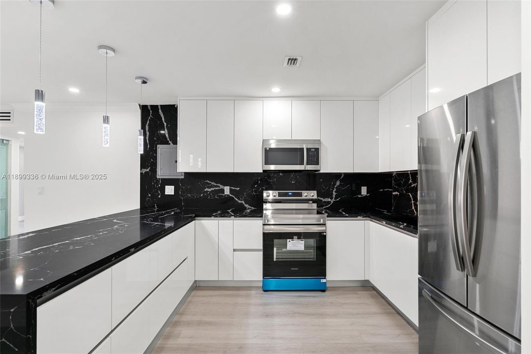 Recently Rented: $2,300 (2 beds, 1 baths, 958 Square Feet)