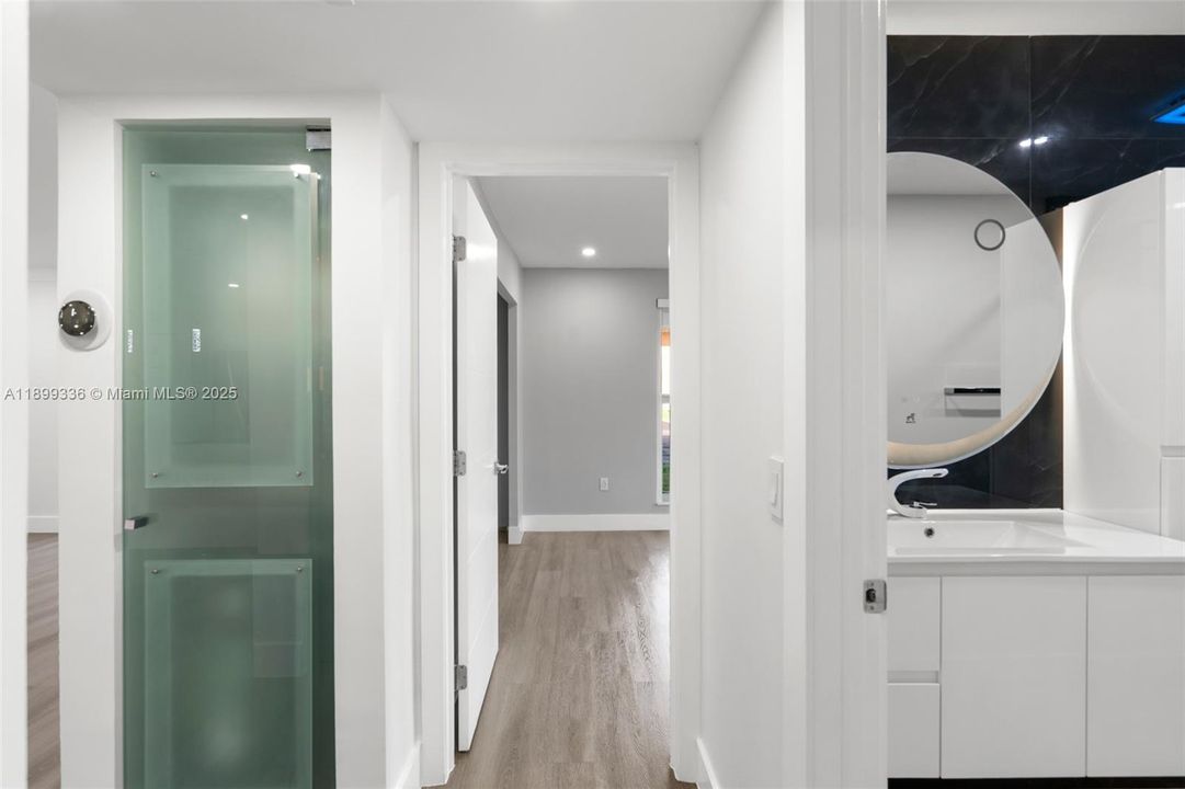 Recently Rented: $2,300 (2 beds, 1 baths, 958 Square Feet)