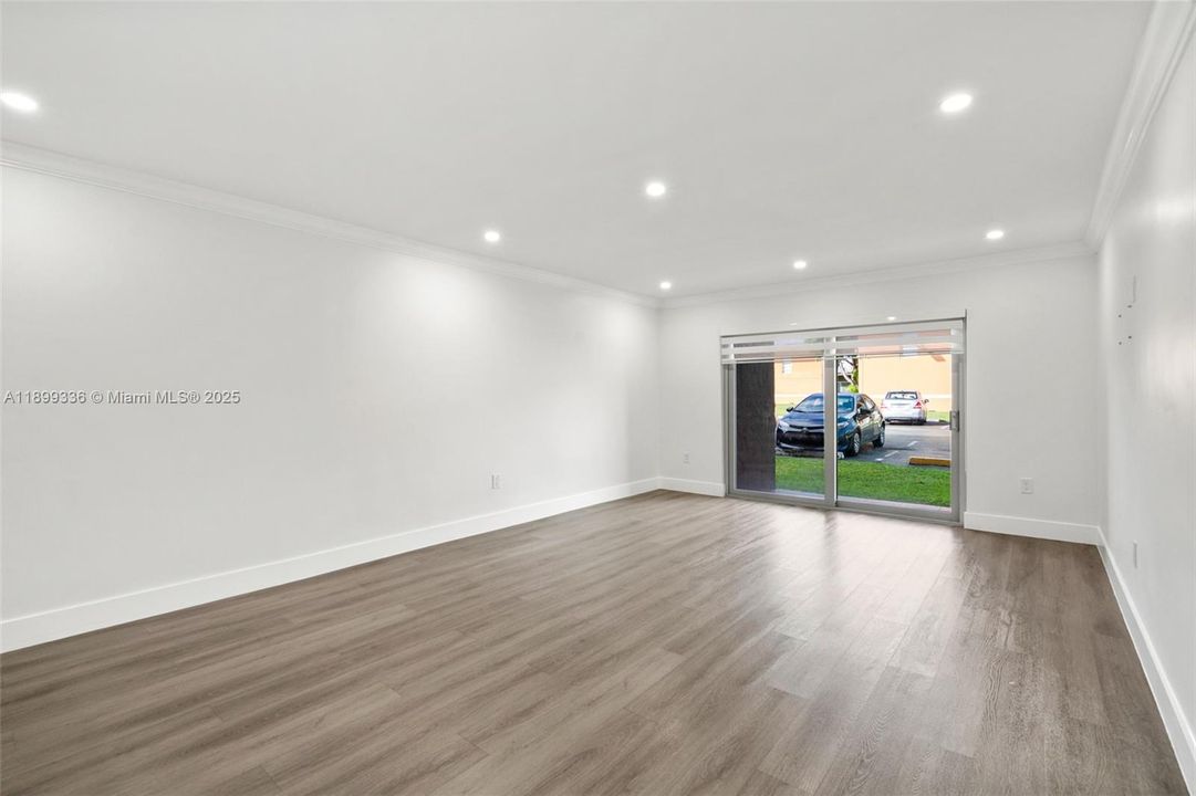 Recently Rented: $2,300 (2 beds, 1 baths, 958 Square Feet)