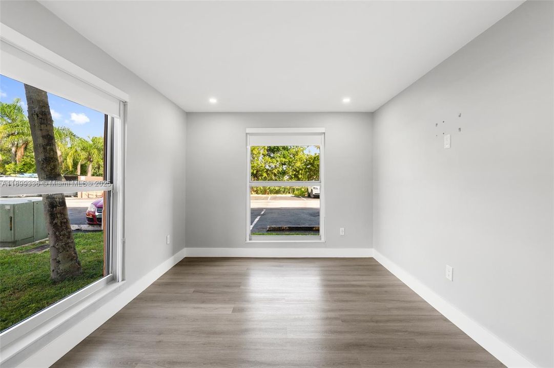 Recently Rented: $2,300 (2 beds, 1 baths, 958 Square Feet)