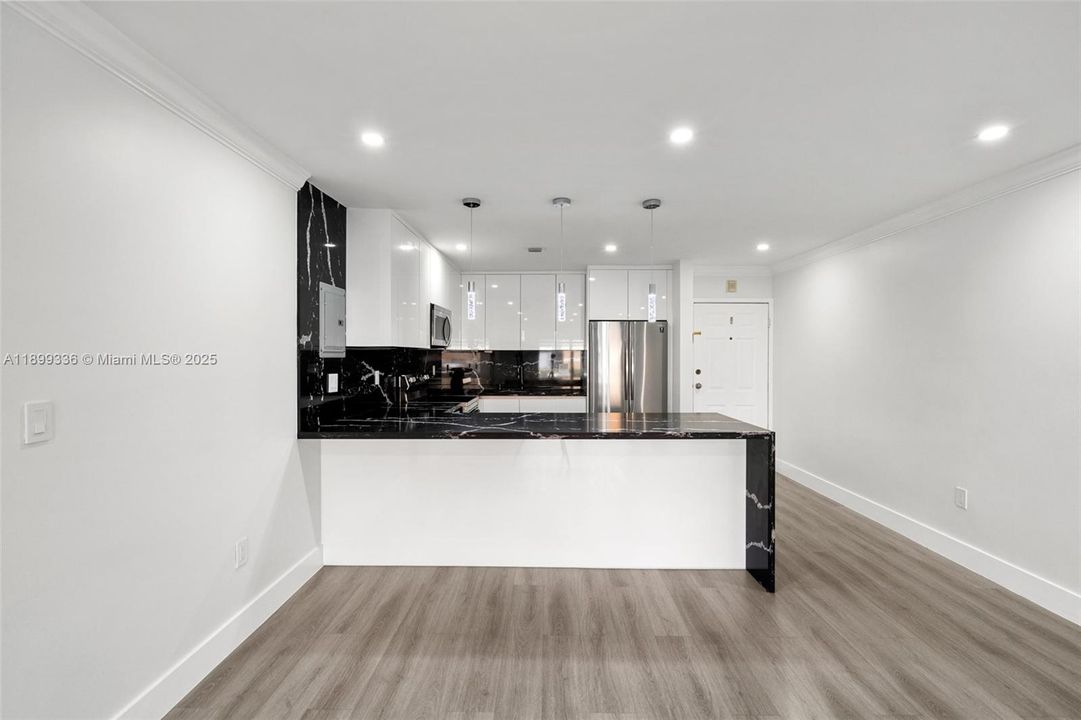 Recently Rented: $2,300 (2 beds, 1 baths, 958 Square Feet)