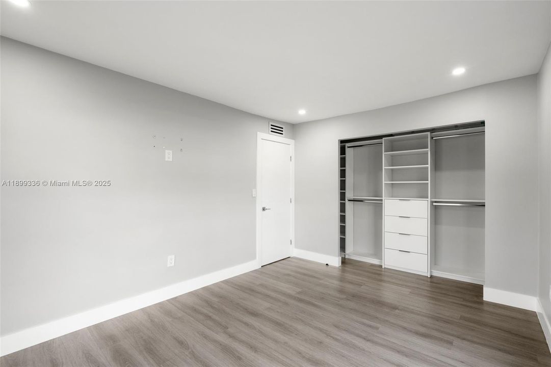 Recently Rented: $2,300 (2 beds, 1 baths, 958 Square Feet)