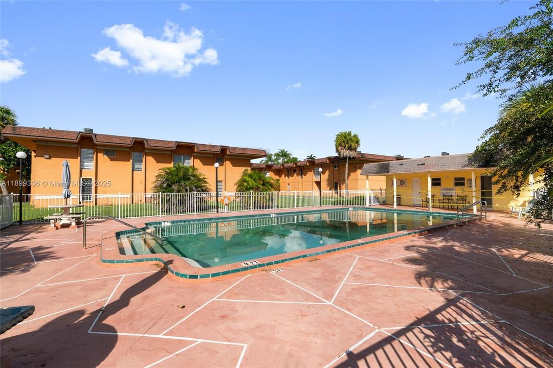 Recently Rented: $2,300 (2 beds, 1 baths, 958 Square Feet)