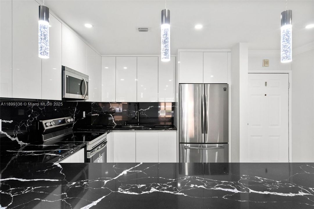 Recently Rented: $2,300 (2 beds, 1 baths, 958 Square Feet)