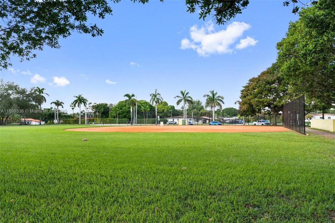 Recently Rented: $2,300 (2 beds, 1 baths, 958 Square Feet)