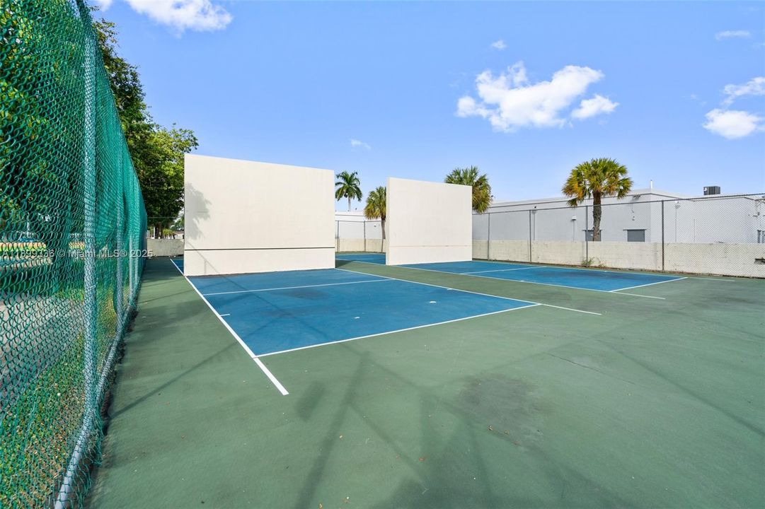 Recently Rented: $2,300 (2 beds, 1 baths, 958 Square Feet)