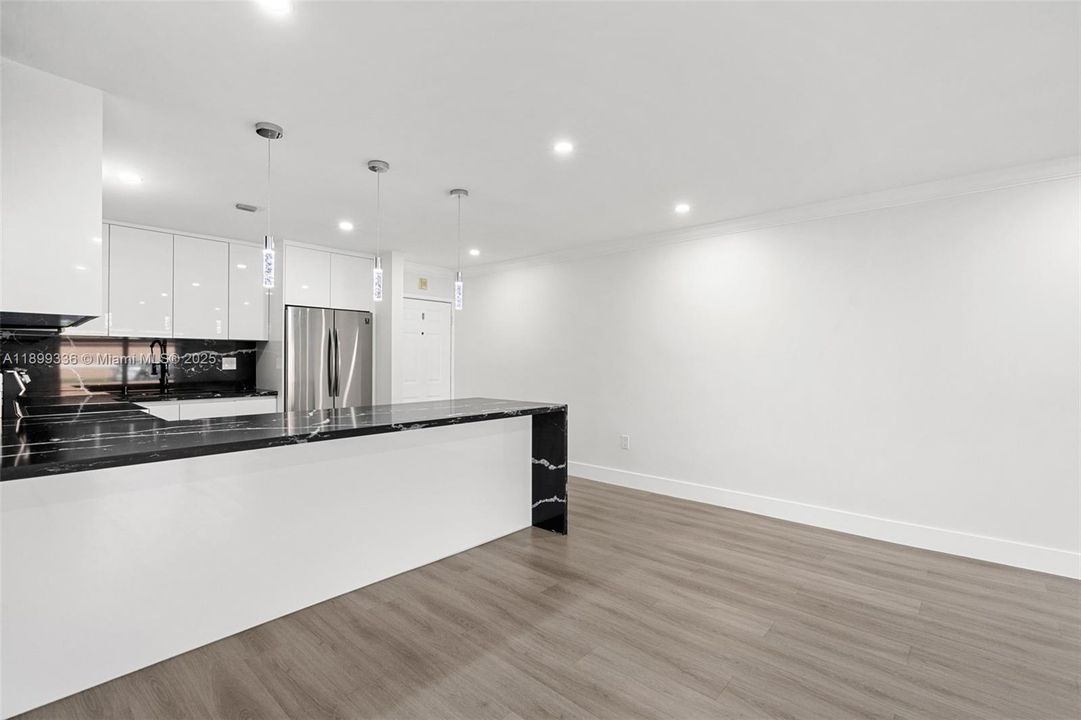 Recently Rented: $2,300 (2 beds, 1 baths, 958 Square Feet)