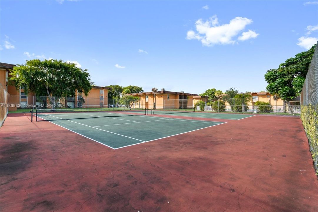 Recently Rented: $2,300 (2 beds, 1 baths, 958 Square Feet)