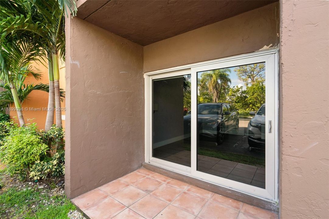 Recently Rented: $2,300 (2 beds, 1 baths, 958 Square Feet)