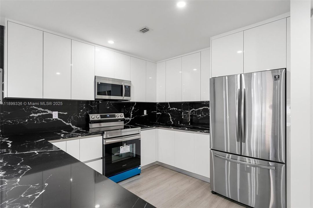 Recently Rented: $2,300 (2 beds, 1 baths, 958 Square Feet)