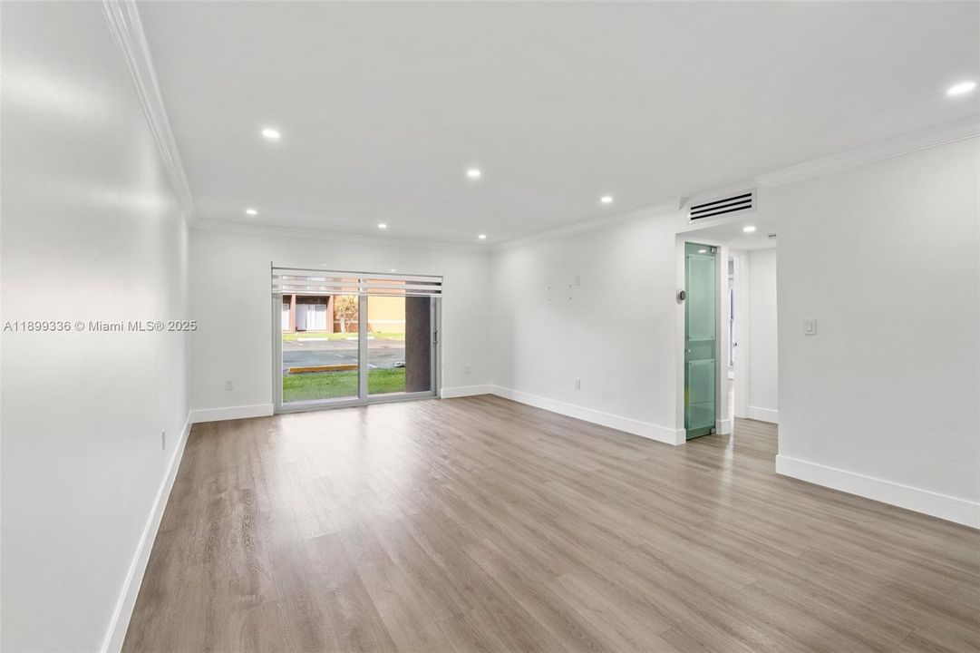 Recently Rented: $2,300 (2 beds, 1 baths, 958 Square Feet)